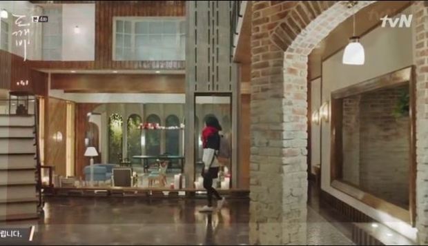 Eun Tak entered Kim Shin's (aka Goblin) mansion for the first time. This scene gave me huge #ACOTAR or A Court of Thornes and Roses feels!